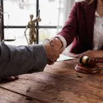 ¿Cómo se Paga el Dinero de un Acuerdo por Lesiones en Pensilvania (Incluso si No Tienes Documentos)?